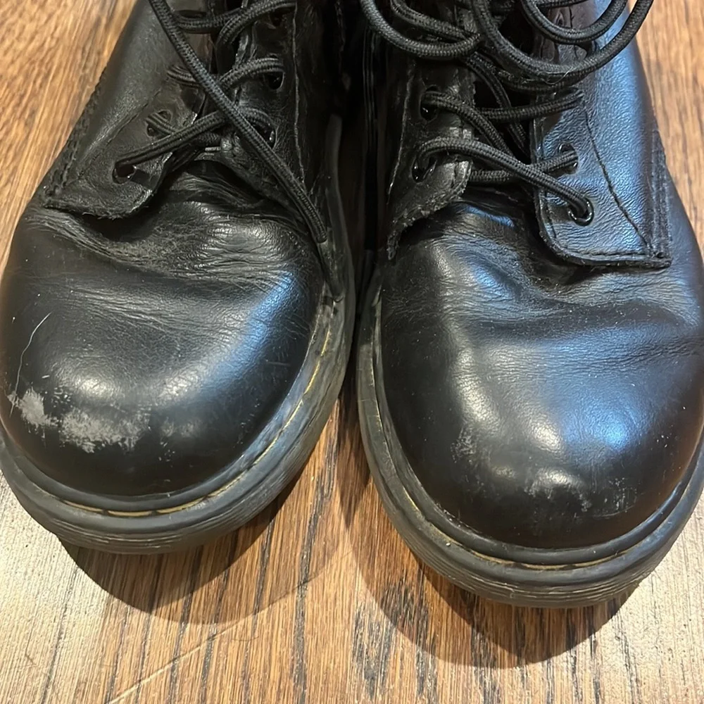 Dr. Marten’s  air Wair black boots kid size 2